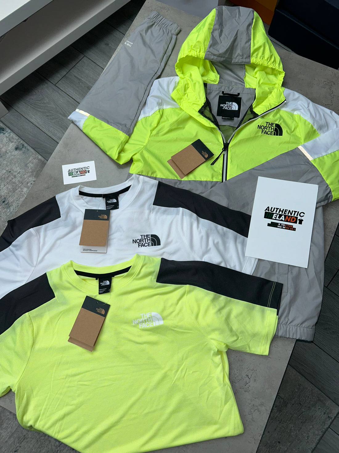 THE NORTH FACE WINDRUNNER JACKET - VOLT/GREY/WHITE