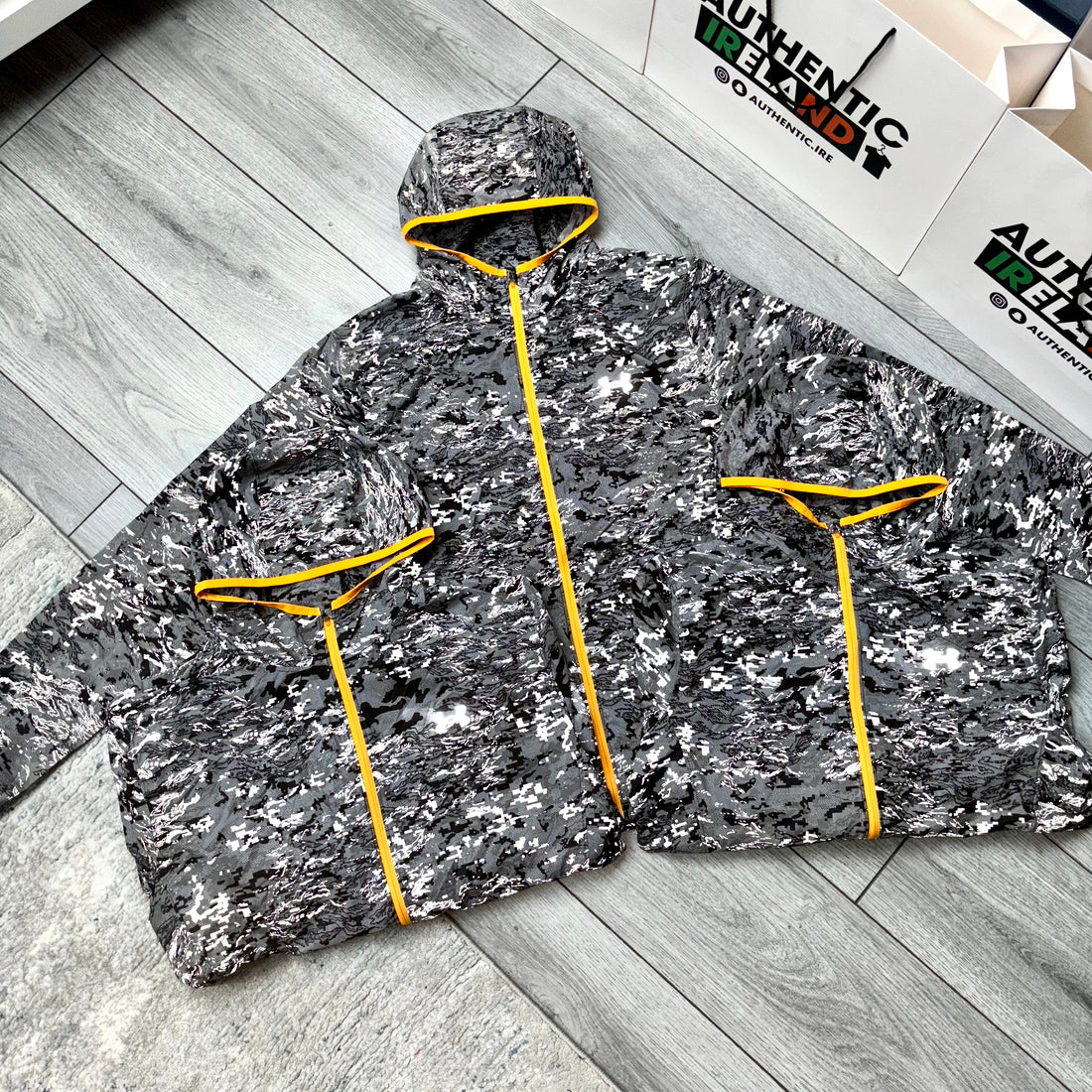 UNDER ARMOUR REFLECTIVE CAMO JACKET - GREY/ORANGE