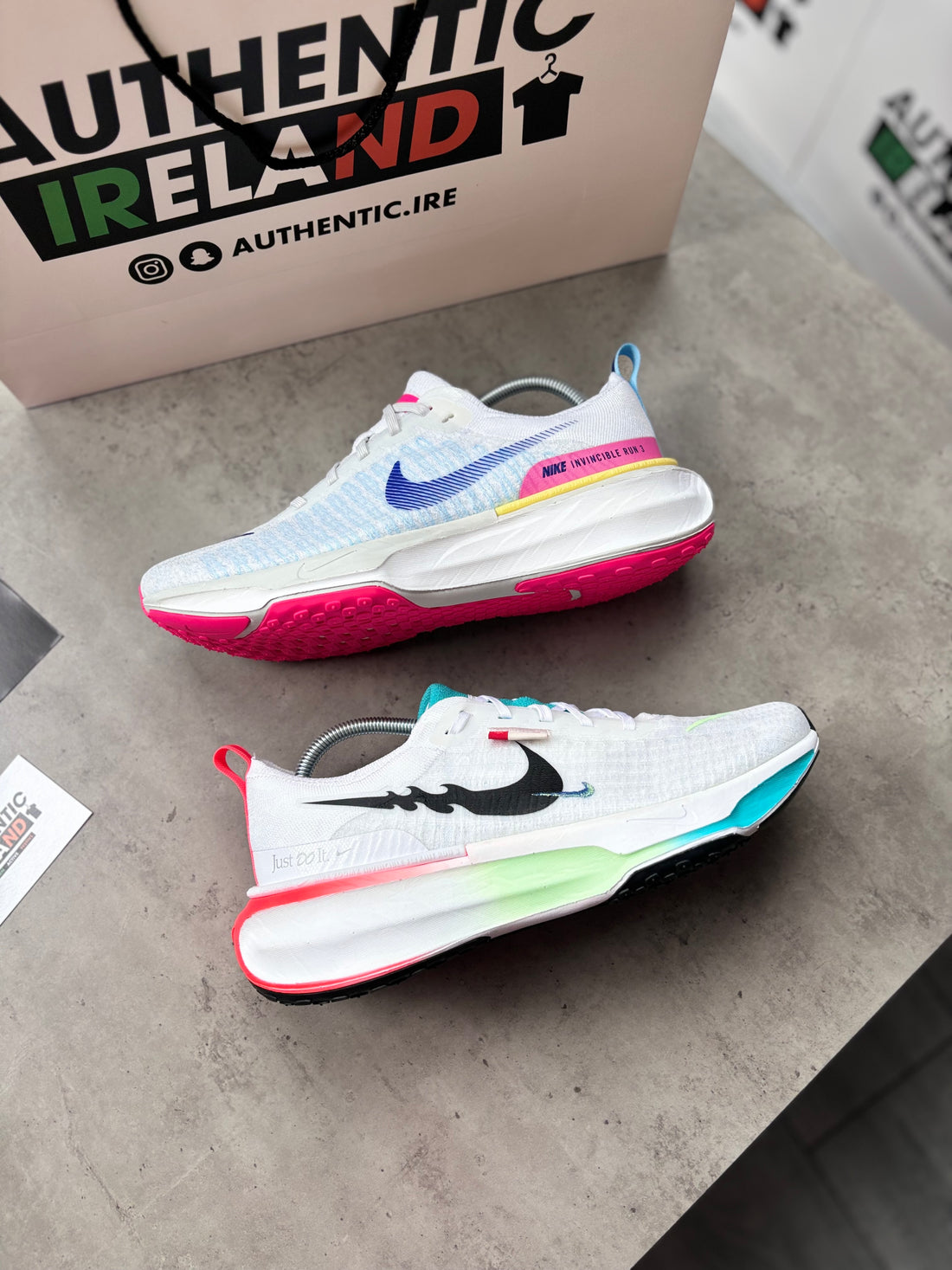 NIKE ZOOMX INVINCIBLE - MULTI/WHITE