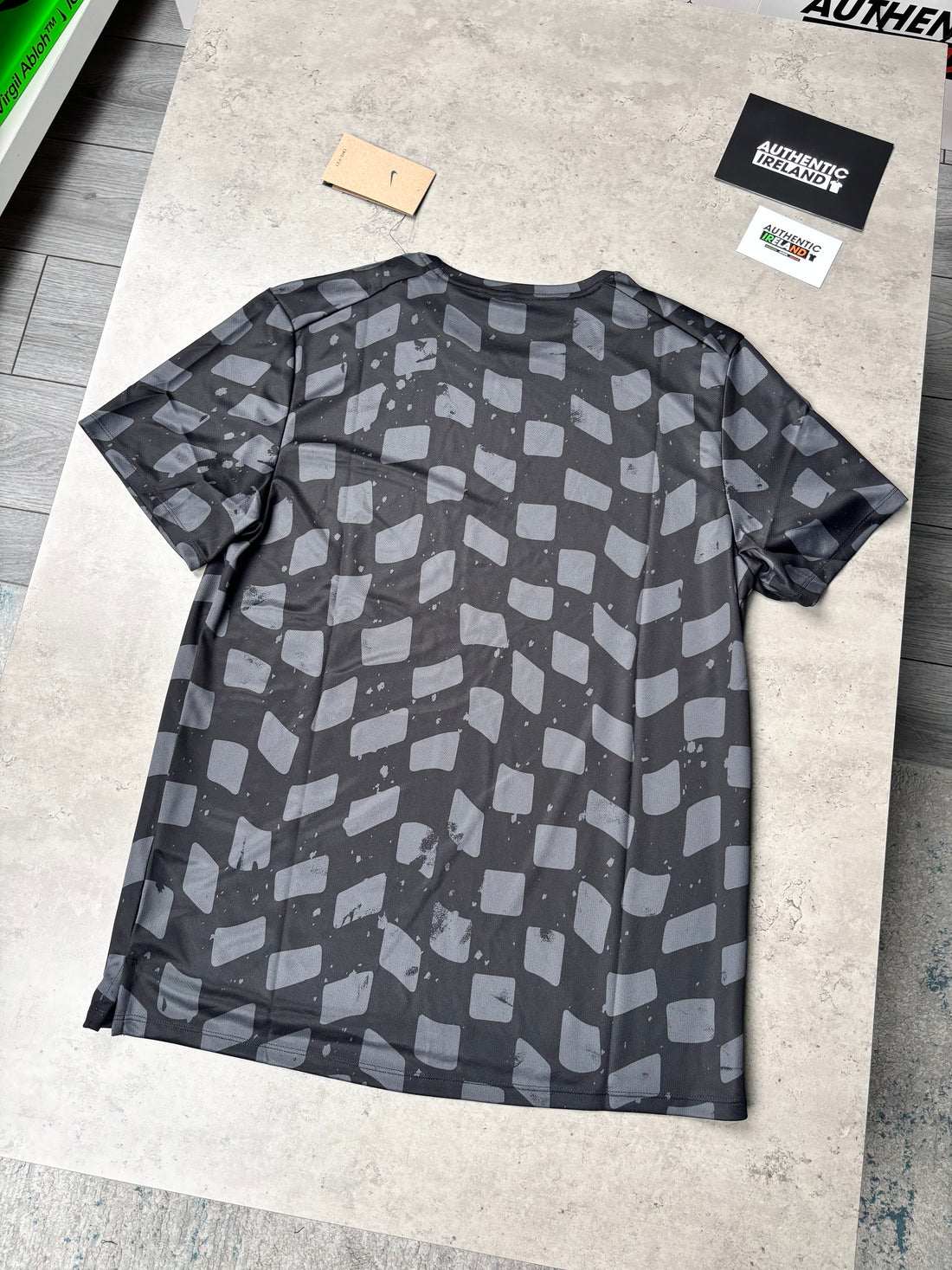 NIKE MILER 1.0 PATTERN T-SHIRT - BLACK