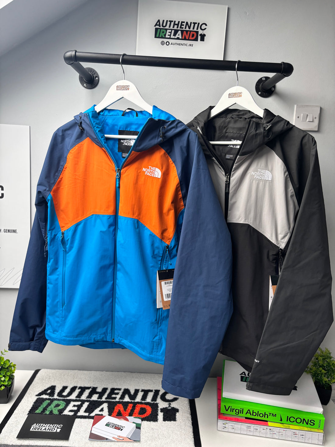 THE NORTH FACE RAIN JACKET - BLUE/ORANGE