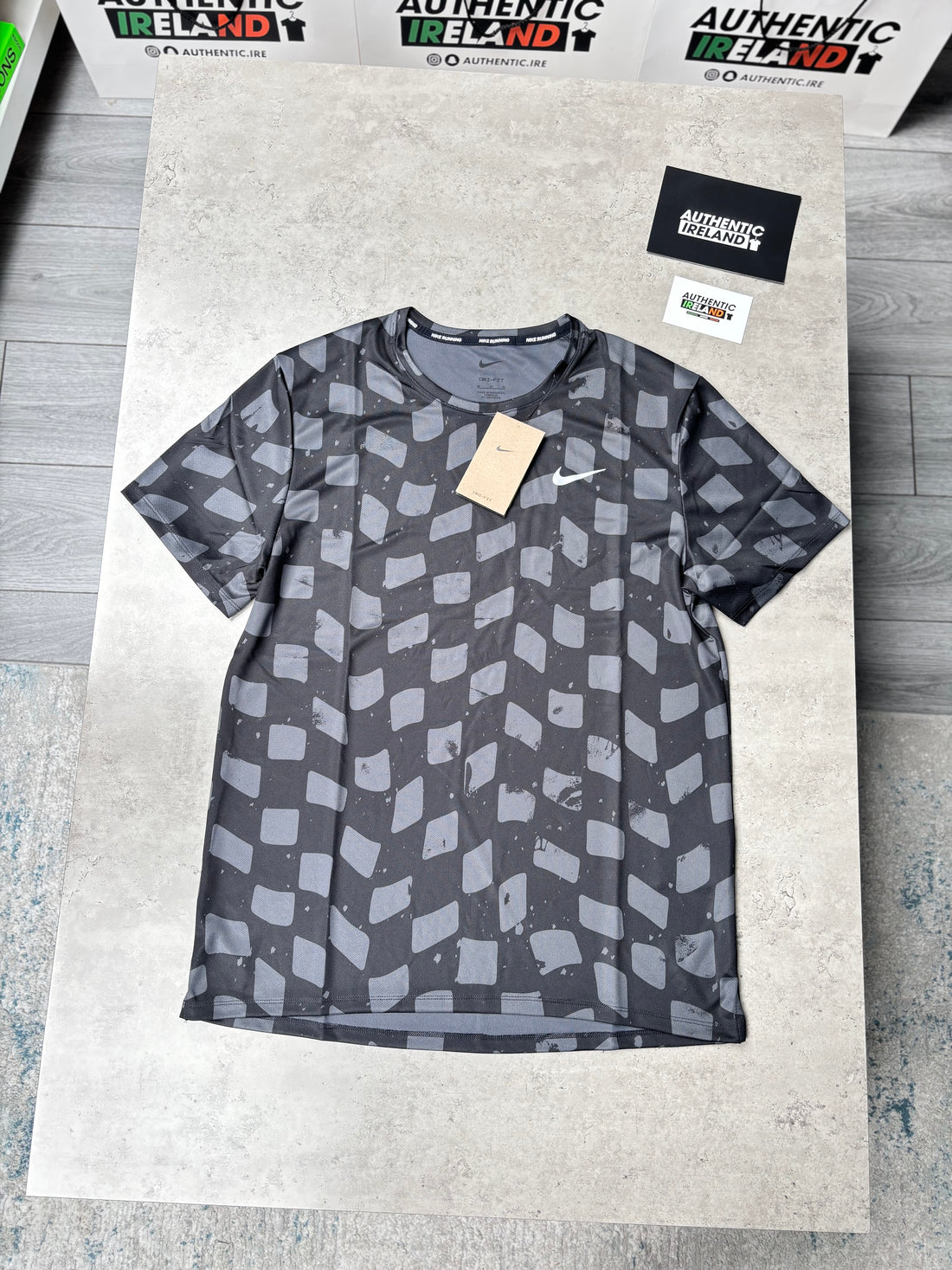 NIKE MILER 1.0 PATTERN T-SHIRT - BLACK