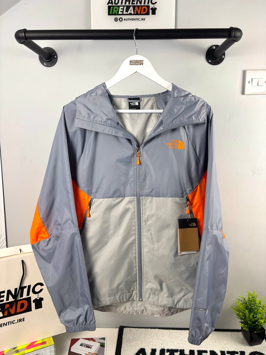 THE NORTH FACE WINDRUNNER JACKET - ORANGE/GREY/WHITE