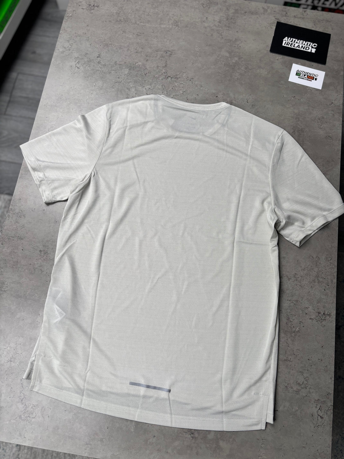 NIKE MILER 1.0 T-SHIRT - BEIGE