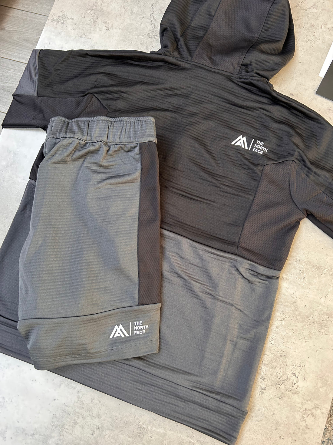 THE NORTH FACE MOUNTAIN ATHLETICS SET - ASPHALT GREY/BLACK