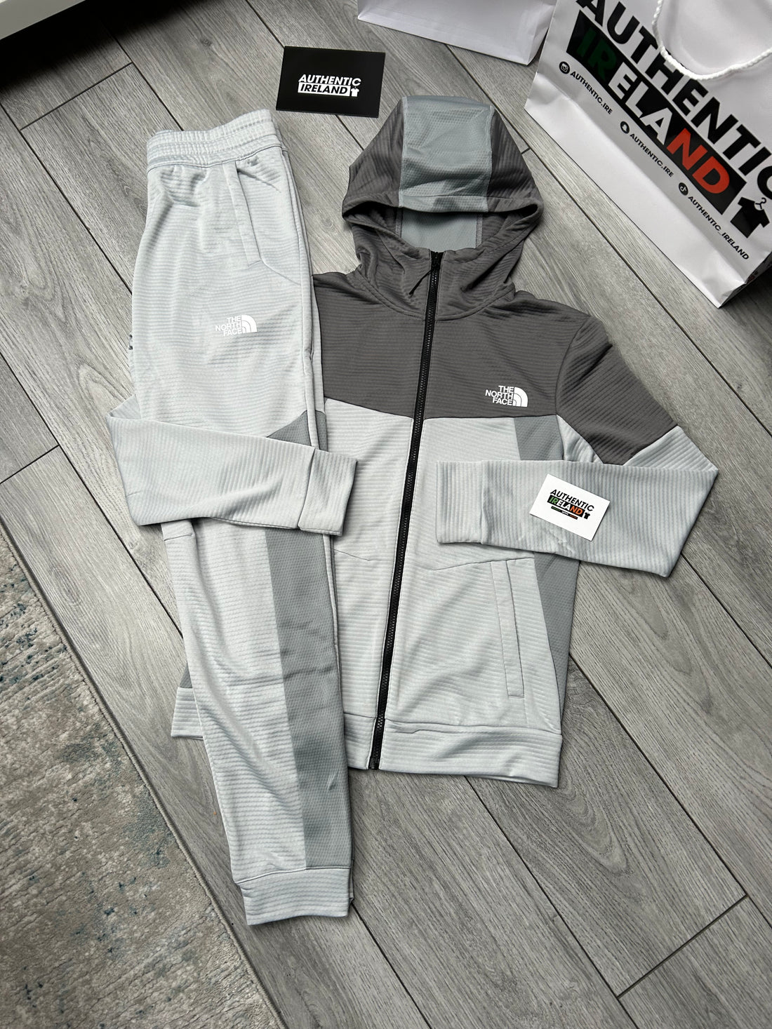 THE NORTH FACE MOUNTAIN ATHLETICS TRACKSUIT - LIGHT GREY/SLATE/GREY