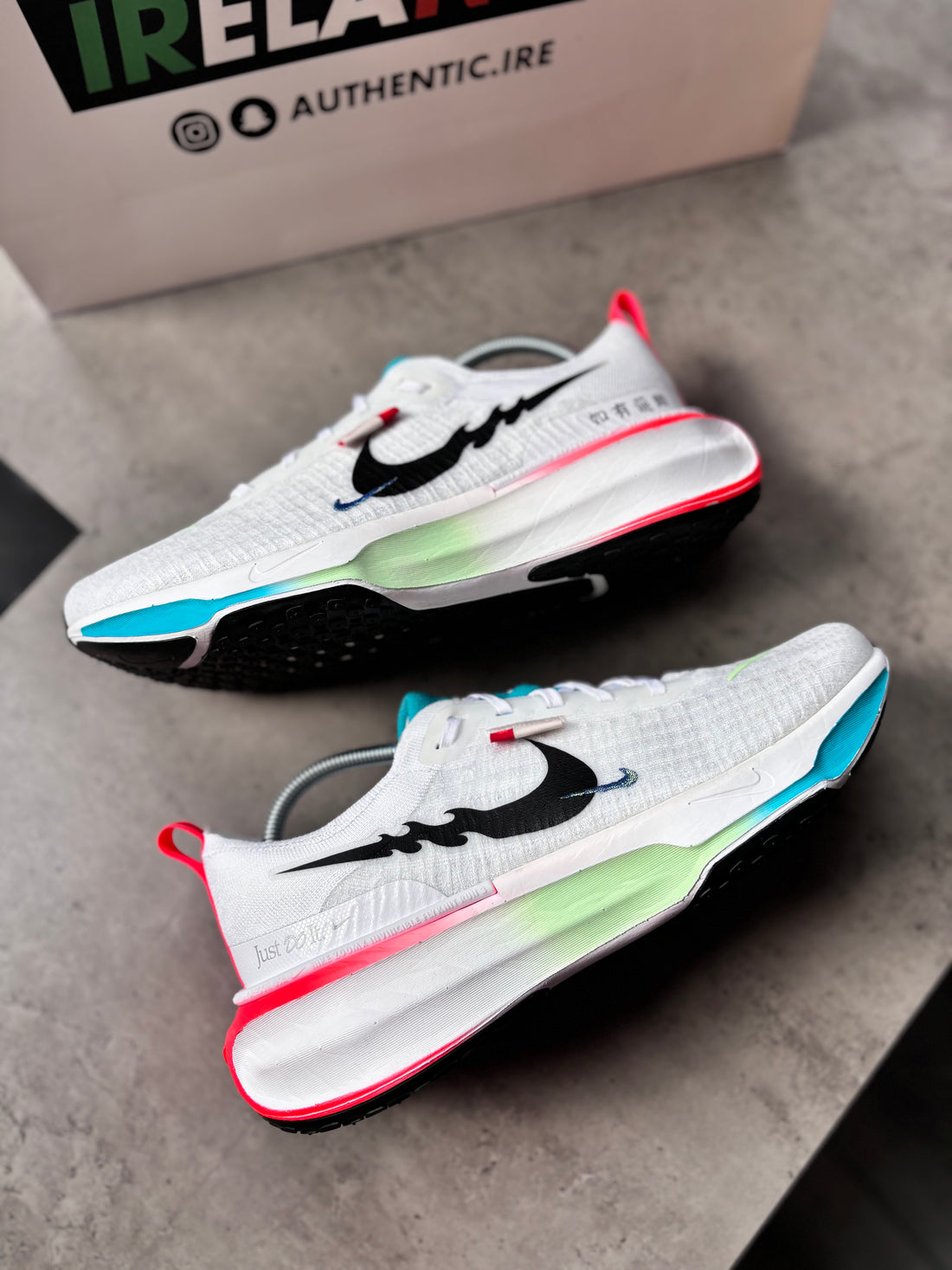 NIKE ZOOMX INVINCIBLE - MULTI/WHITE