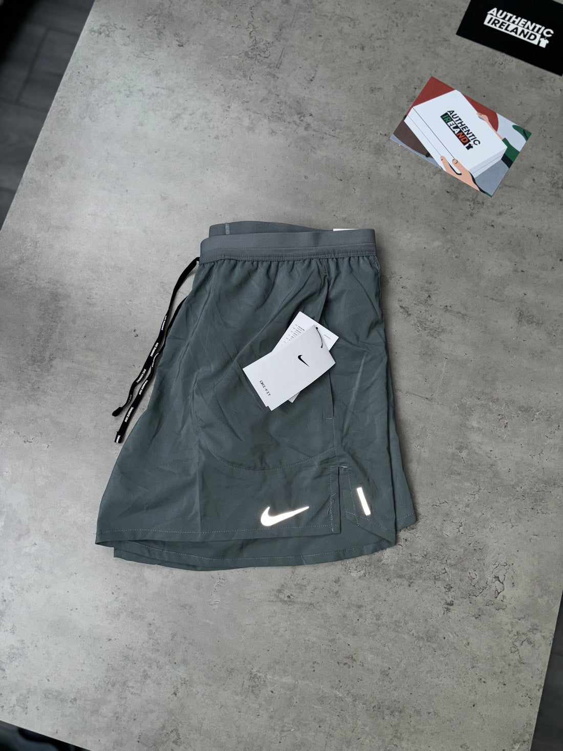 NIKE FLEX STRIDE SHORT - GREY