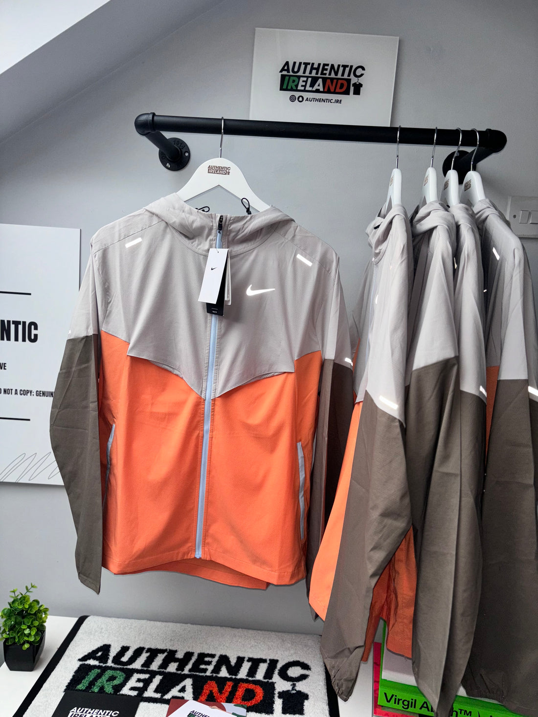 NIKE UV WINDRUNNER JACKET - PEACH/BEIGE/BROWN