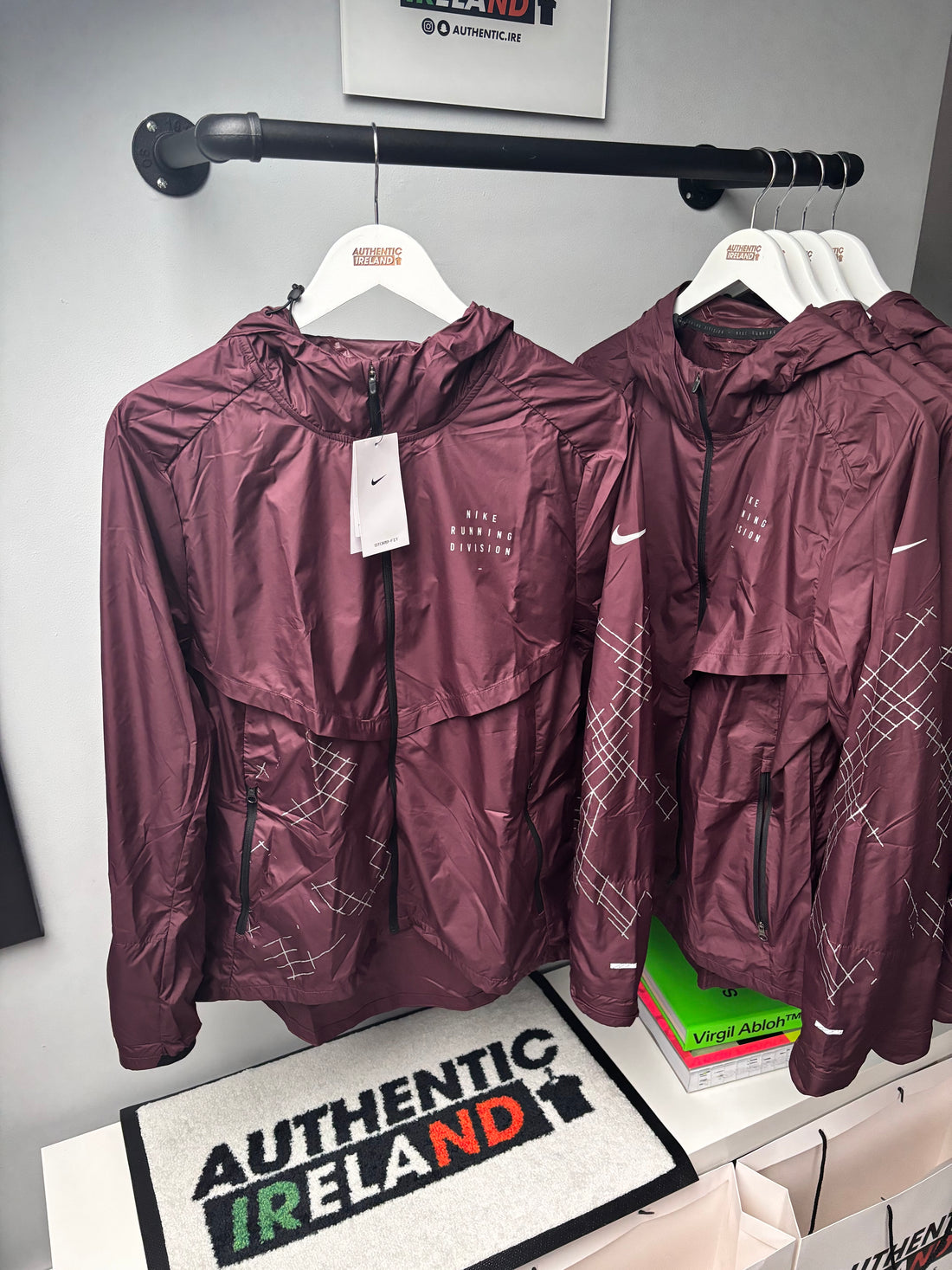 NIKE RUNNING DIVISION WINDRUNNER JACKET - MAROON