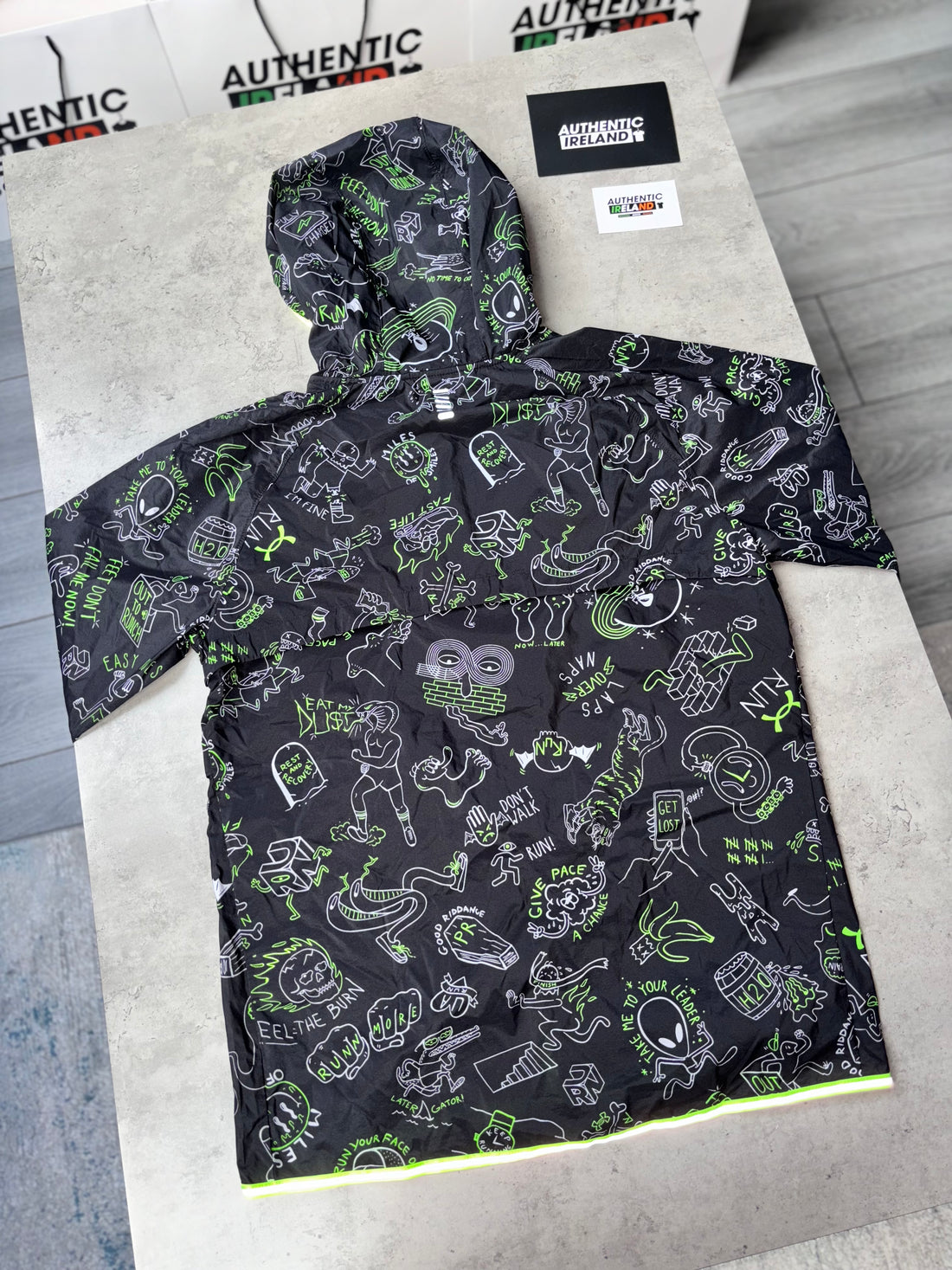 UNDER ARMOUR ALL-OVER GRAPHIC JACKET - NEON GREEN/BLACK