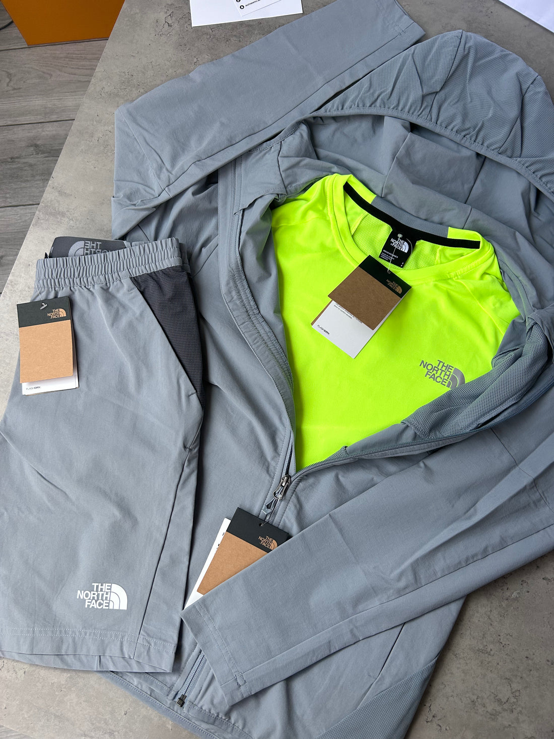 THE NORTH FACE PERFORMANCE SET + T-SHIRT COMBO - GREY/GREEN